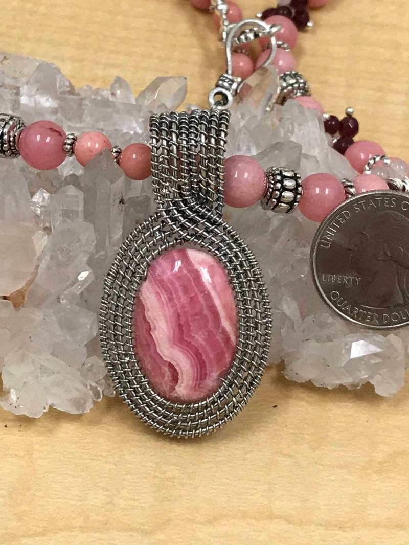 Schöner Draht Gewickelter Rhodochrosit Anhänger Mit Granat Und Rosenquarz Akzenten von KarinsForgottenTreas