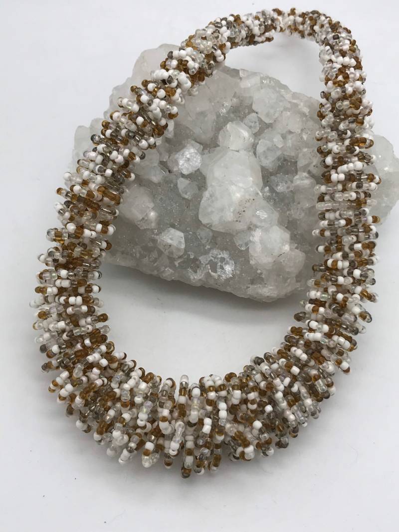 Twisty Gold Und Weiße Rocailles Perlenkette von KarinsForgottenTreas