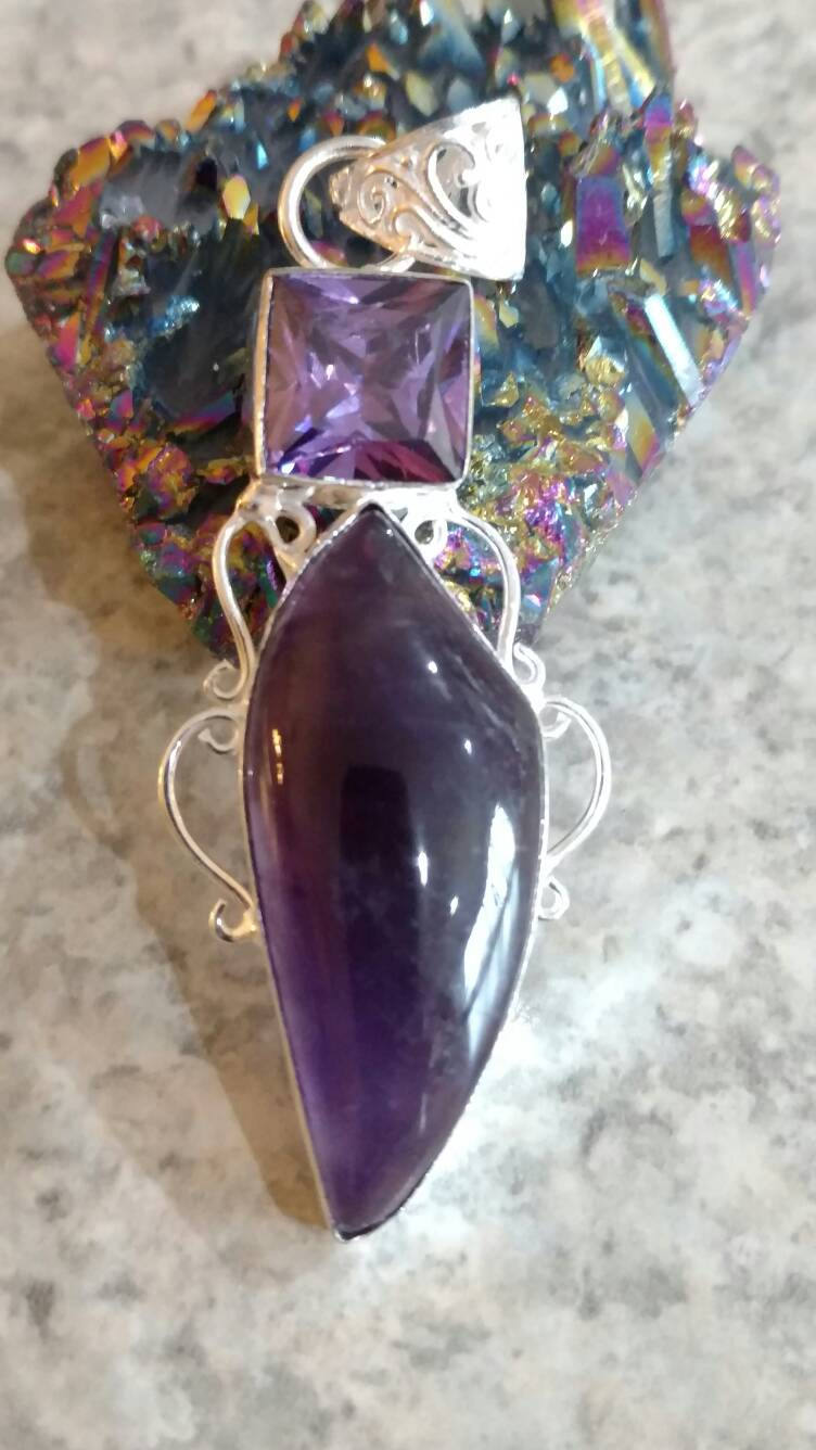 Abbildung Schöner Anhänger Aus Amethyst Und Kristall von KarinsForgottenTreas