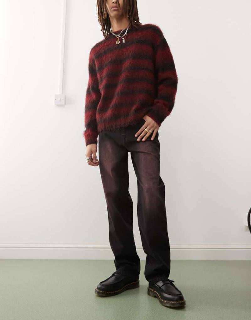 Karl Kani - Jeans in verwaschenem Schwarz mit rotem Farbspray-Detail von Karl Kani