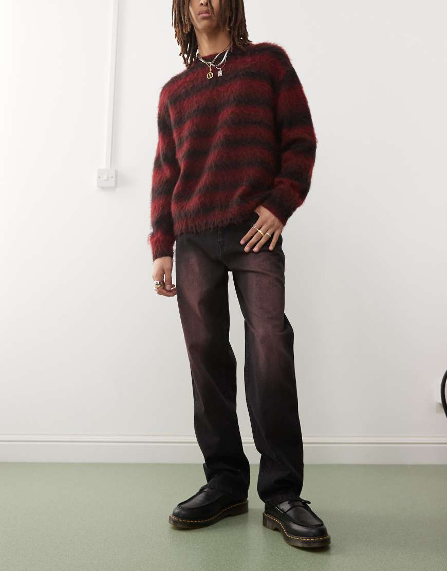 Karl Kani - Jeans in verwaschenem Schwarz mit rotem Farbspray-Detail von Karl Kani