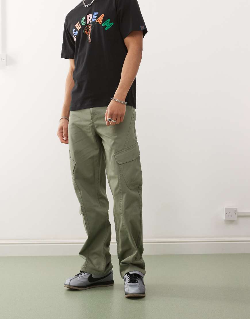 Karl Kani - OG - Cargohose in Khaki mit schrägen Taschen-Grün von Karl Kani