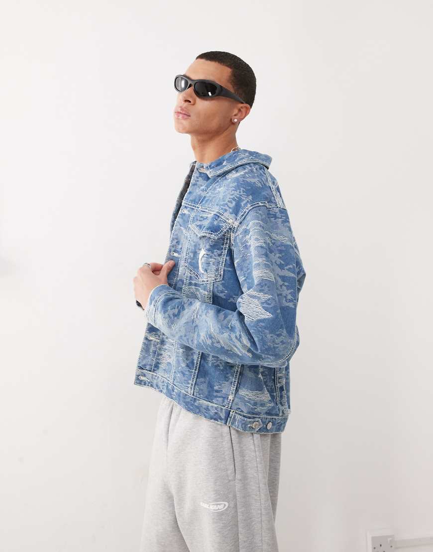 Karl Kani - OG - Denim-Jacke in mittelblauer Waschung mit Camouflage-Musterung im Distressed-Look von Karl Kani