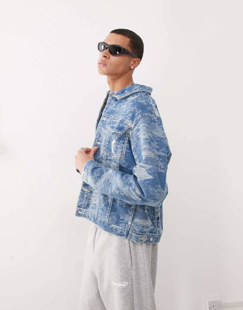 Karl Kani - OG - Denim-Jacke in mittelblauer Waschung mit Camouflage-Musterung im Distressed-Look von Karl Kani