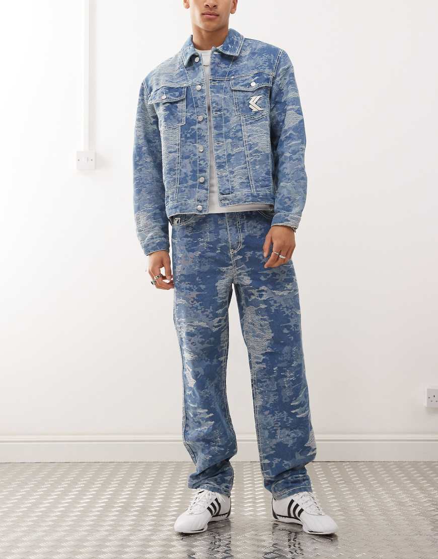 Karl Kani - OG - Denim-Jeans in mittelblauer Waschung mit Camouflage-Musterung im Distressed-Look und fünf Taschen von Karl Kani