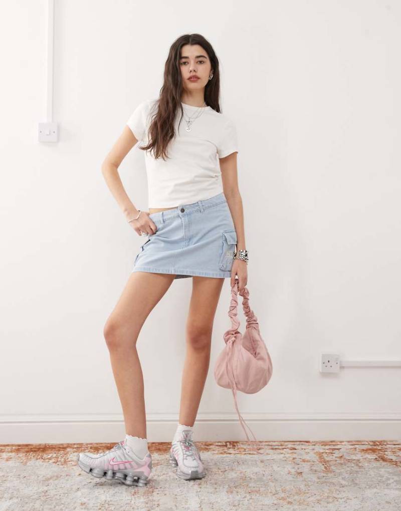 Karl Kani - Retro-Jeansrock in blauer Bleach-Waschung mit Cargotaschen von Karl Kani