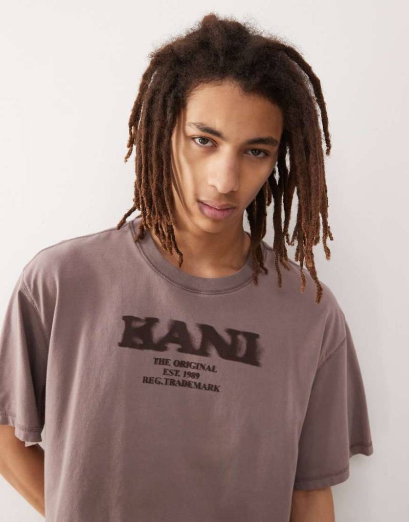 Karl Kani - Retro-T-Shirt in Taupe mit Logo-Braun von Karl Kani