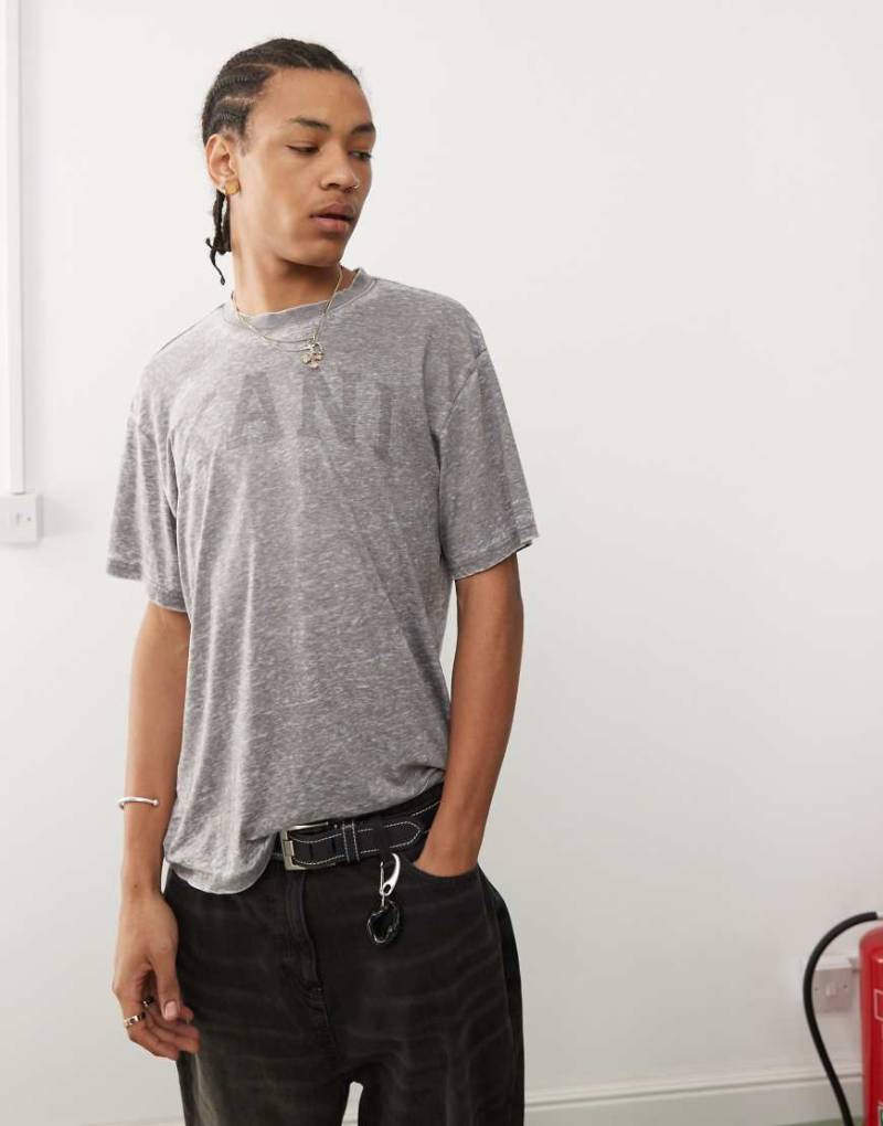 Karl Kani - T-Shirt in Grau mit Serifenbuchstaben im Ausbrennermusterstil von Karl Kani