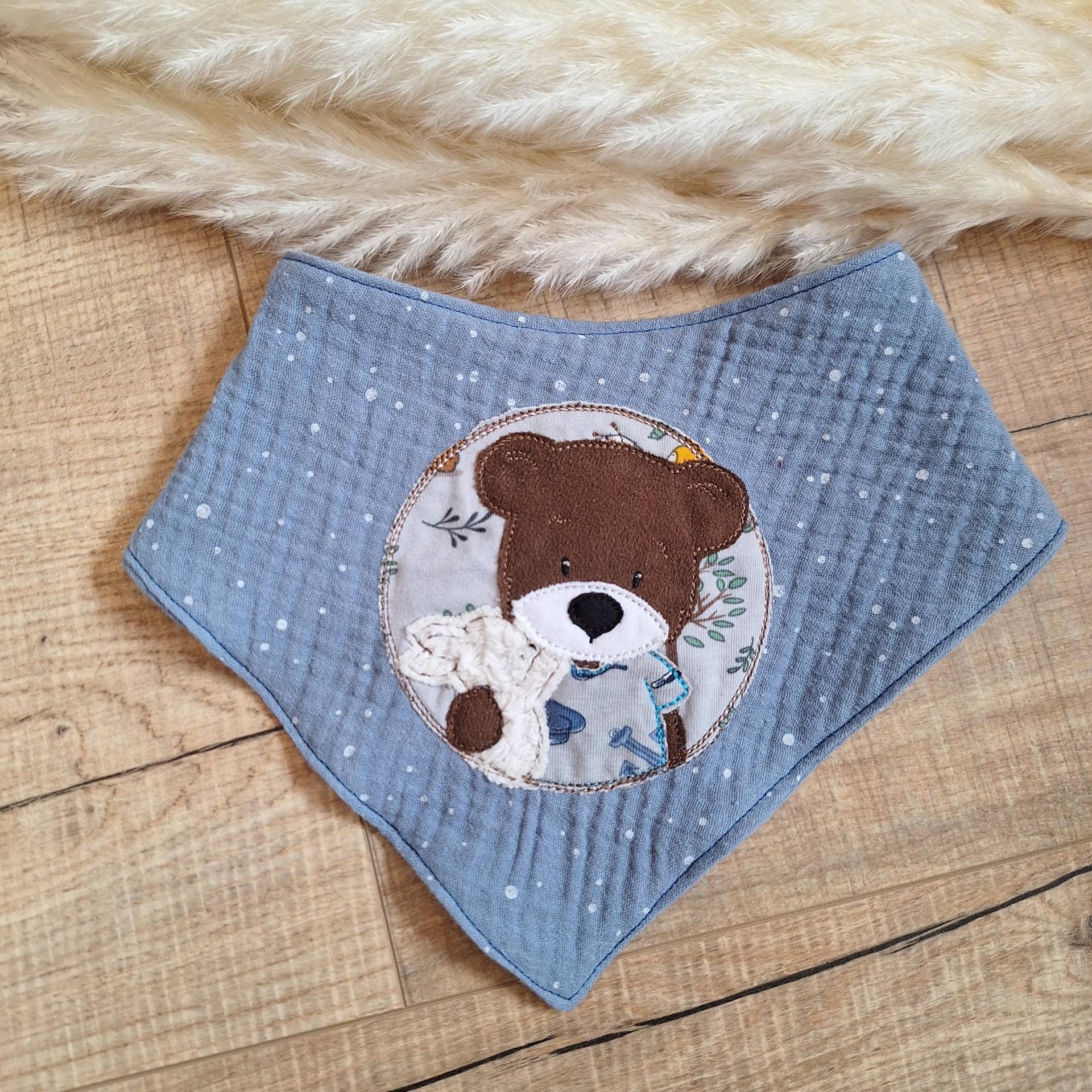 Besticktes Musselinhalstuch Teddy Und Hase Besticktes Musselinhalstuch Teddy Und Hase von Karlimade