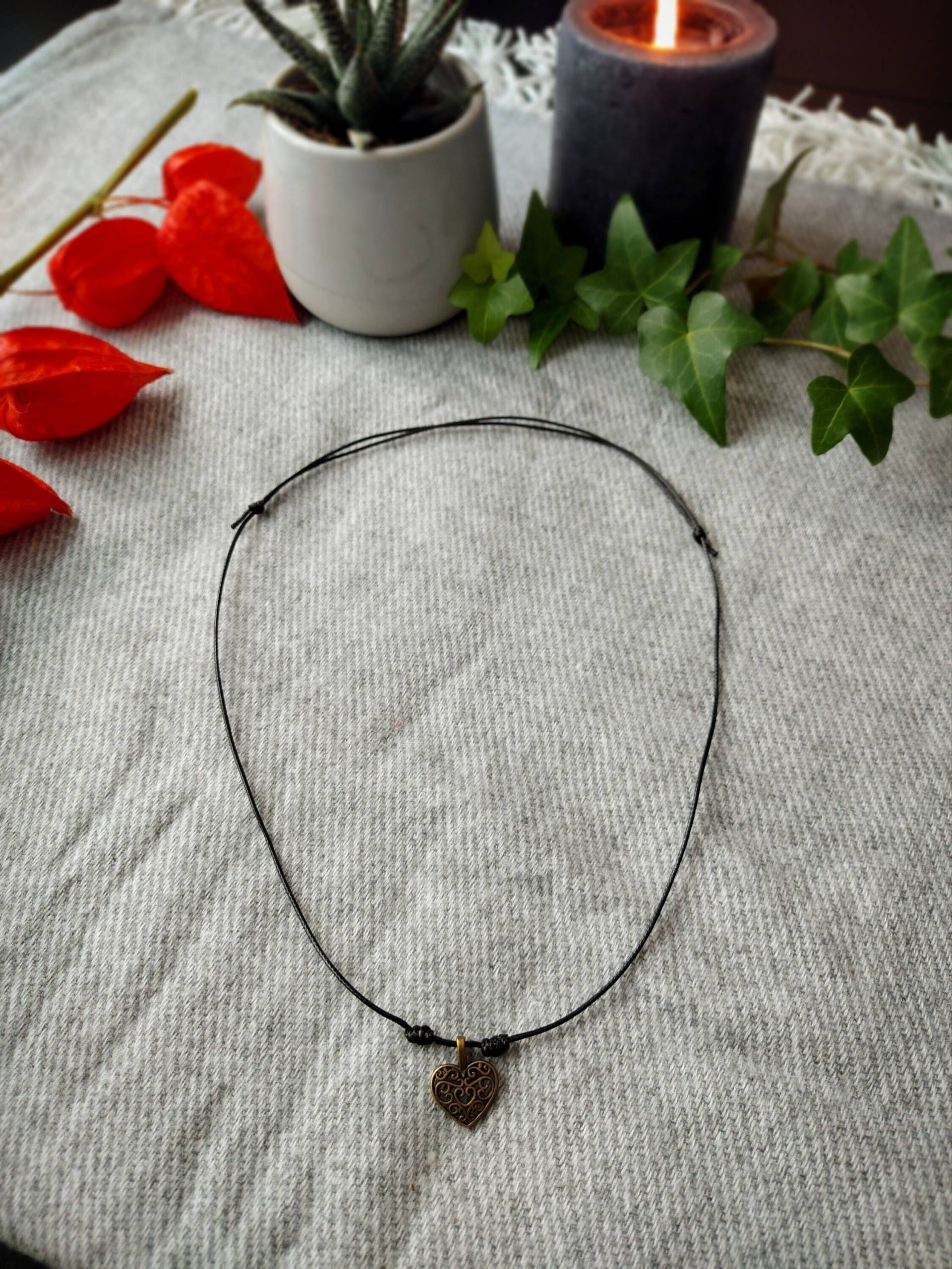 Lederkette Mit Bronzefarbenem Anhänger - Herz Verstellbar Lederkette Mit Bronzefarbenem Anhänger - Herz Verstellbar von KarlsCooleKetten