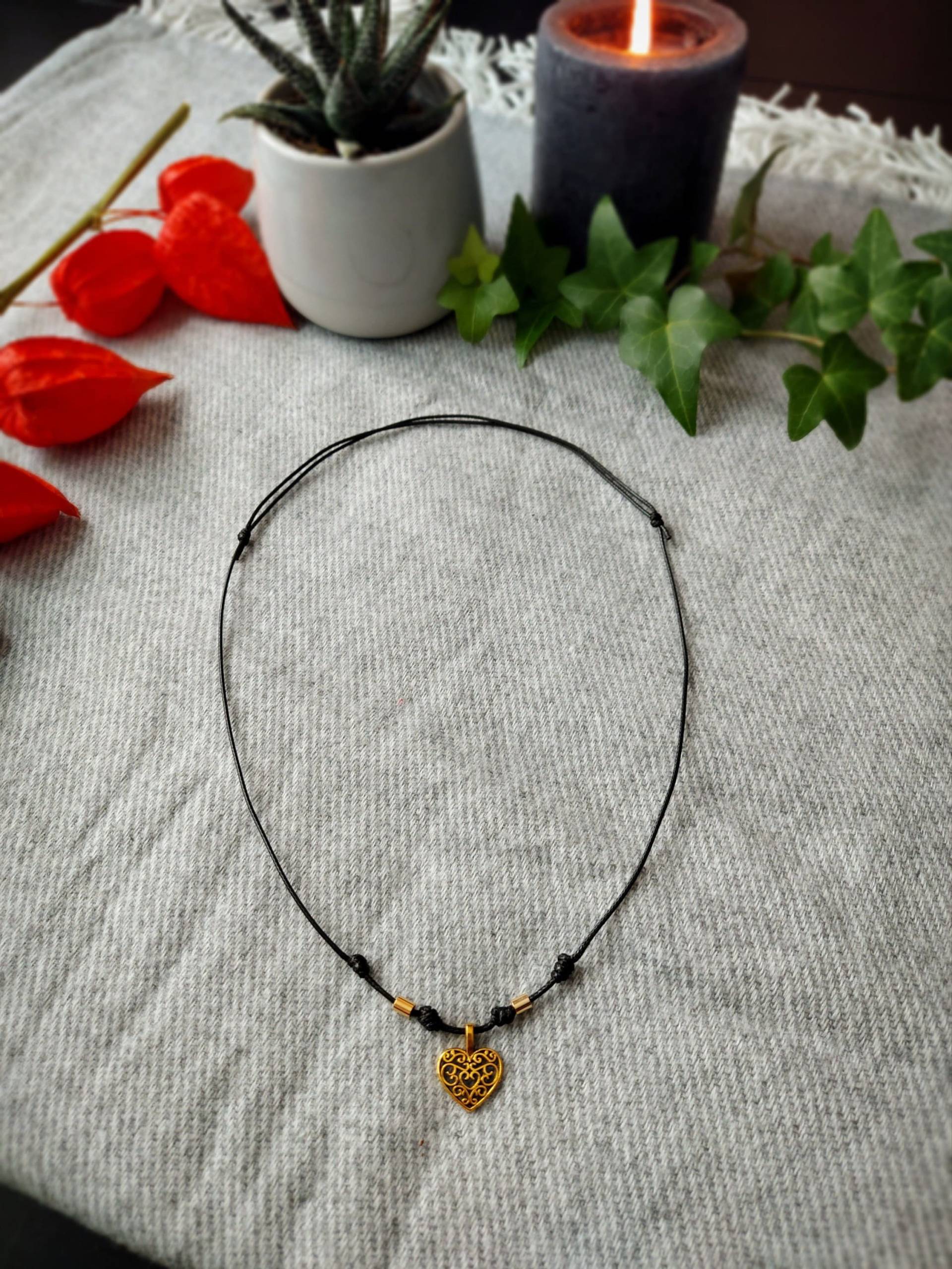 Lederkette Mit Goldfarbenem Anhänger - Herz Verstellbar Lederkette Mit Goldfarbenem Anhänger - Herz Verstellbar von KarlsCooleKetten