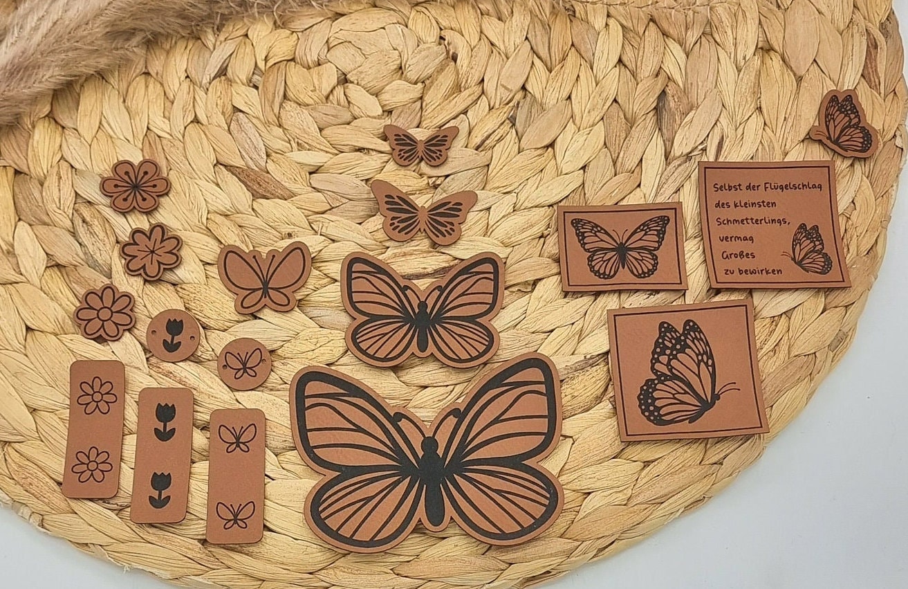 Kunstlederlabels Schmetterlinge & Blümchen, Verschiedene Farben Kunstlederlabels Schmetterlinge & Blümchen, Verschiedene Farben von KarlsruherKnirps