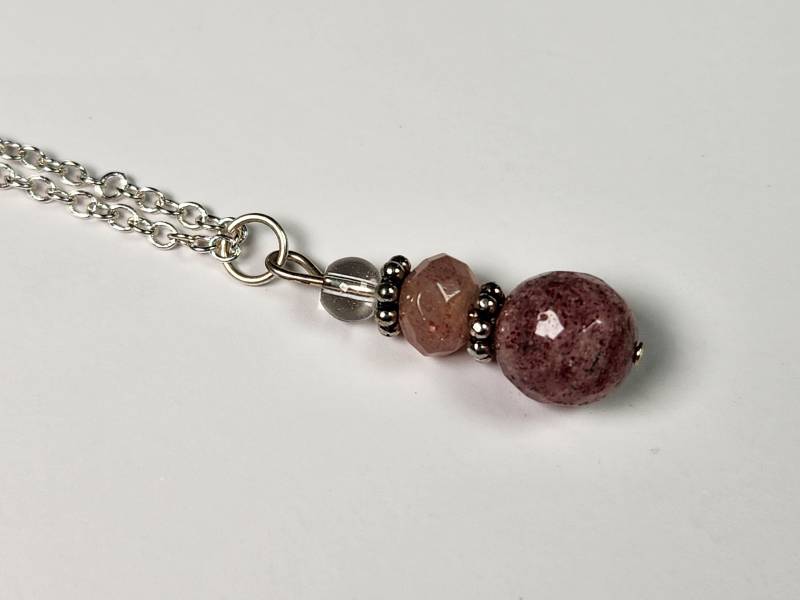 Erdbeerquarz Edelsteinhalskette, Und Klarer Quarz Kristallhalskette, Heilkristallhalskette von KarmaAndCoral