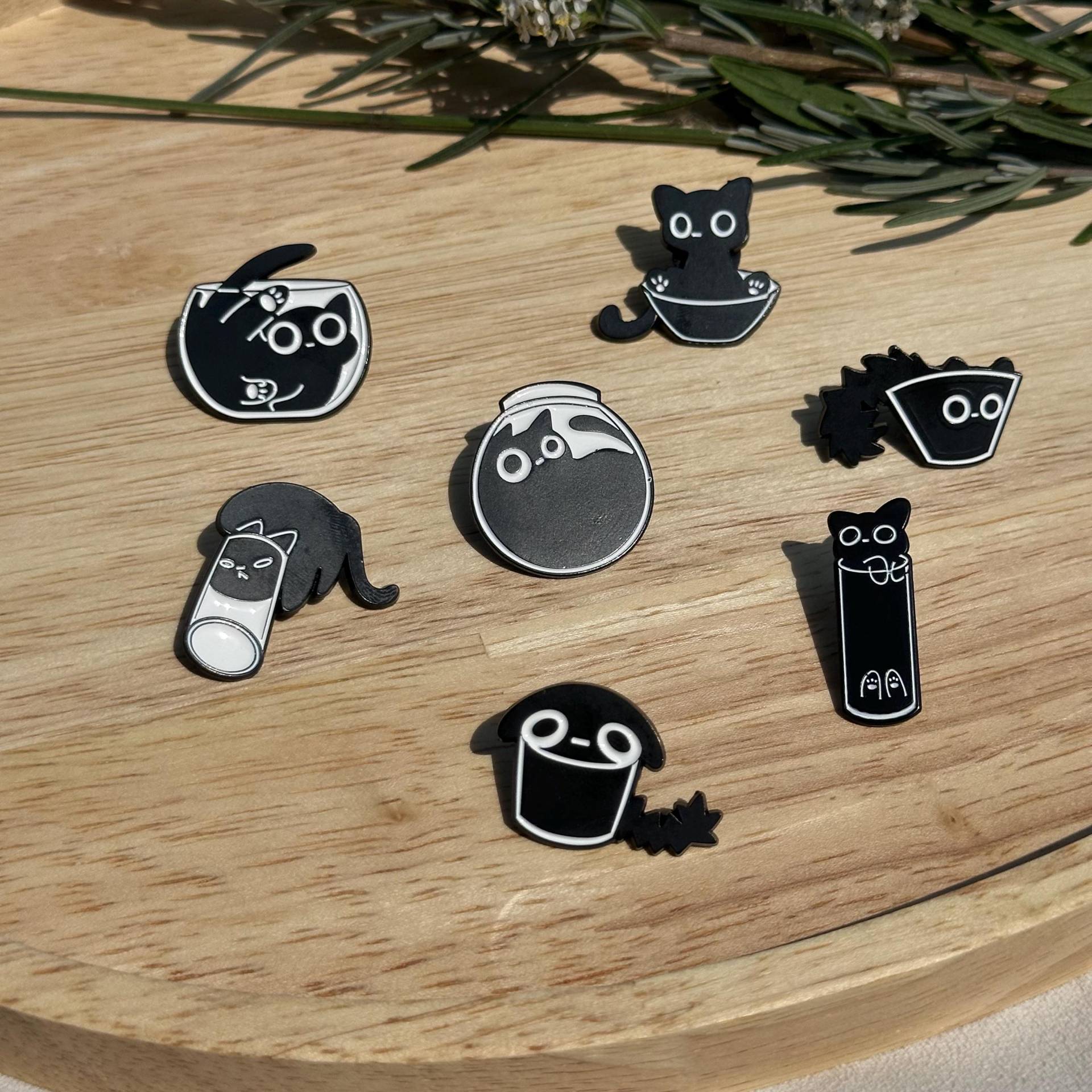 Anstecker „Black Cat Behaviour" - Emaille-Pin Mit Niedlichen Katzenmotiven Anstecker „Black Cat Behaviour" - Emaille-Pin Mit Niedlichen Katzenmotiven von KarmaBoutiqueDE