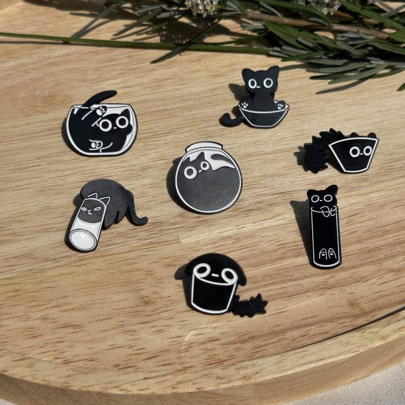 Anstecker „Black Cat Behaviour" - Emaille-Pin Mit Niedlichen Katzenmotiven Anstecker „Black Cat Behaviour" - Emaille-Pin Mit Niedlichen Katzenmotiven von KarmaBoutiqueDE