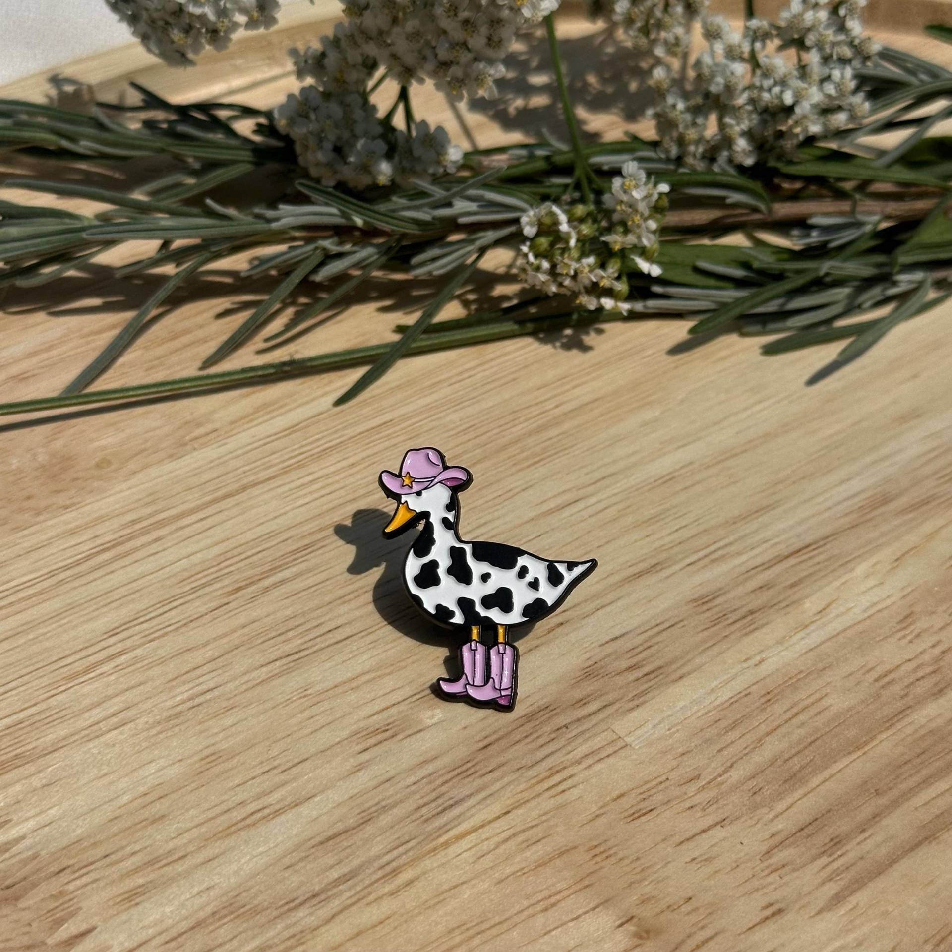 Cowboy Duck Pin - Enamel-Anstecker Mit Kuhmuster Und Pinken Boots Cowboy Duck Pin - Enamel-Anstecker Mit Kuhmuster Und Pinken Boots von KarmaBoutiqueDE