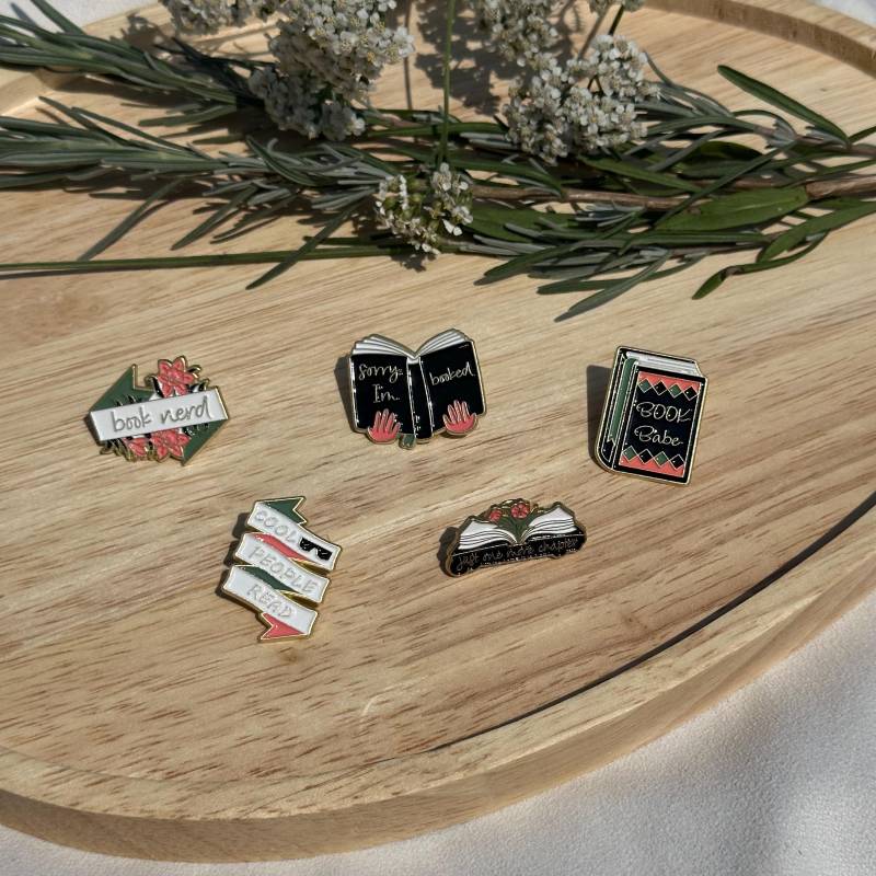 Emaille-Anstecker „Book Lovers Club" - Bunte Pins Für Leseratten von KarmaBoutiqueDE