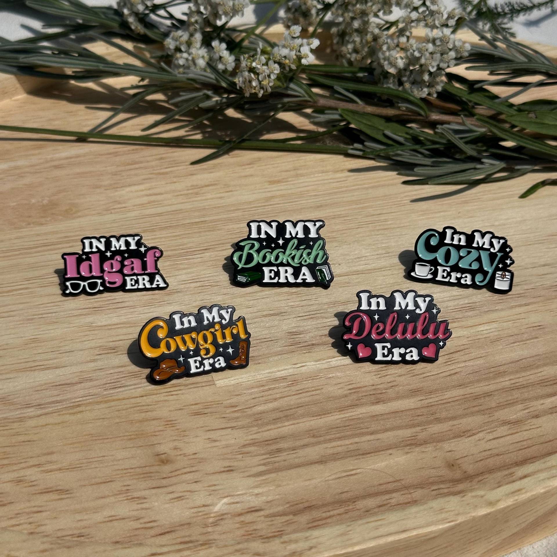 Persönlichkeits Emaille-Pins - „In My Era"-Kollektion Mit Individuellen Aufschriften Persönlichkeits Emaille-Pins - „In My Era"-Kollektion Mit Individuellen Aufschriften von KarmaBoutiqueDE
