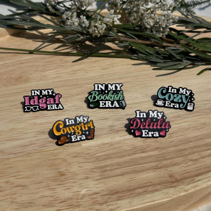 Persönlichkeits Emaille-Pins - „In My Era"-Kollektion Mit Individuellen Aufschriften Persönlichkeits Emaille-Pins - „In My Era"-Kollektion Mit Individuellen Aufschriften von KarmaBoutiqueDE