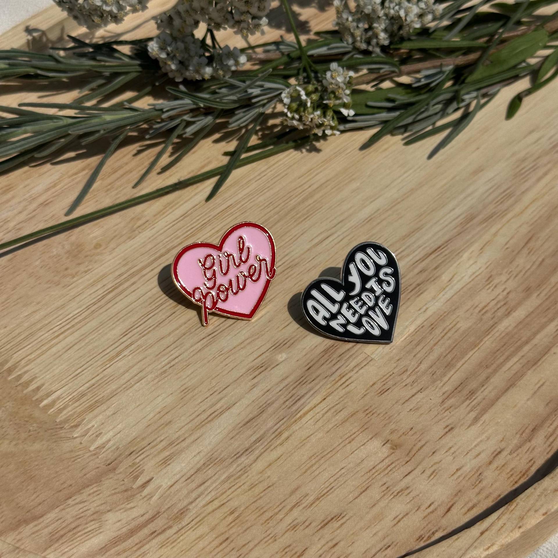 Persönlichkeits Emaille-Pins - Herzen-Kollektion Mit Individuellen Aufschriften Persönlichkeits Emaille-Pins - Herzen-Kollektion Mit Individuellen Aufschriften von KarmaBoutiqueDE