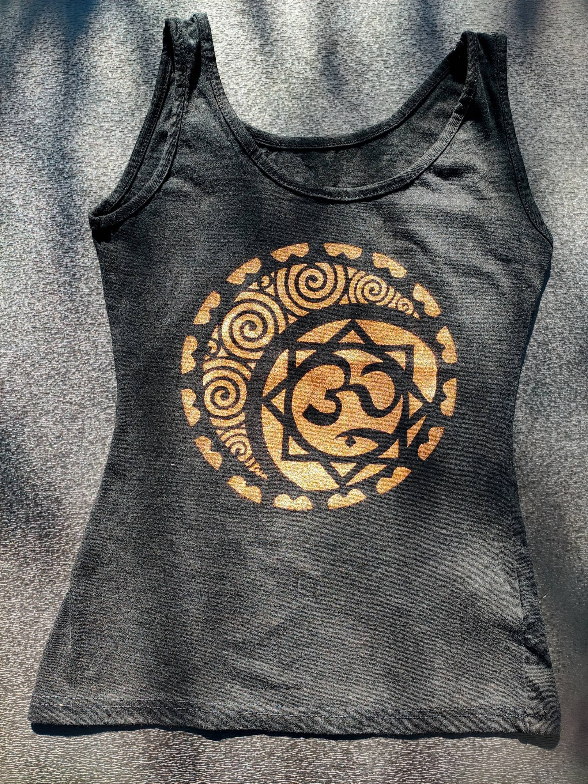 Upcycled Top Om Yoga Hippie S von KarmaDeMao