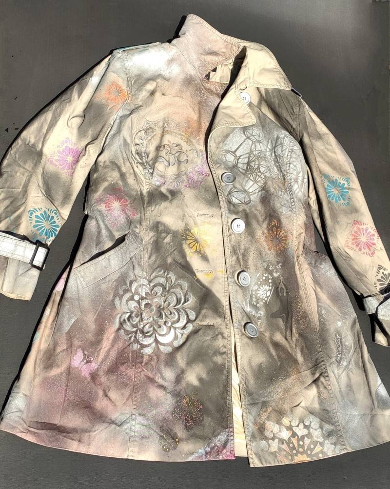 Upcycled Trenchcoat -Hippie - Buddha -Yoga- Festival Upcycled Trenchcoat -Hippie - Buddha -Yoga- Festival von KarmaDeMao