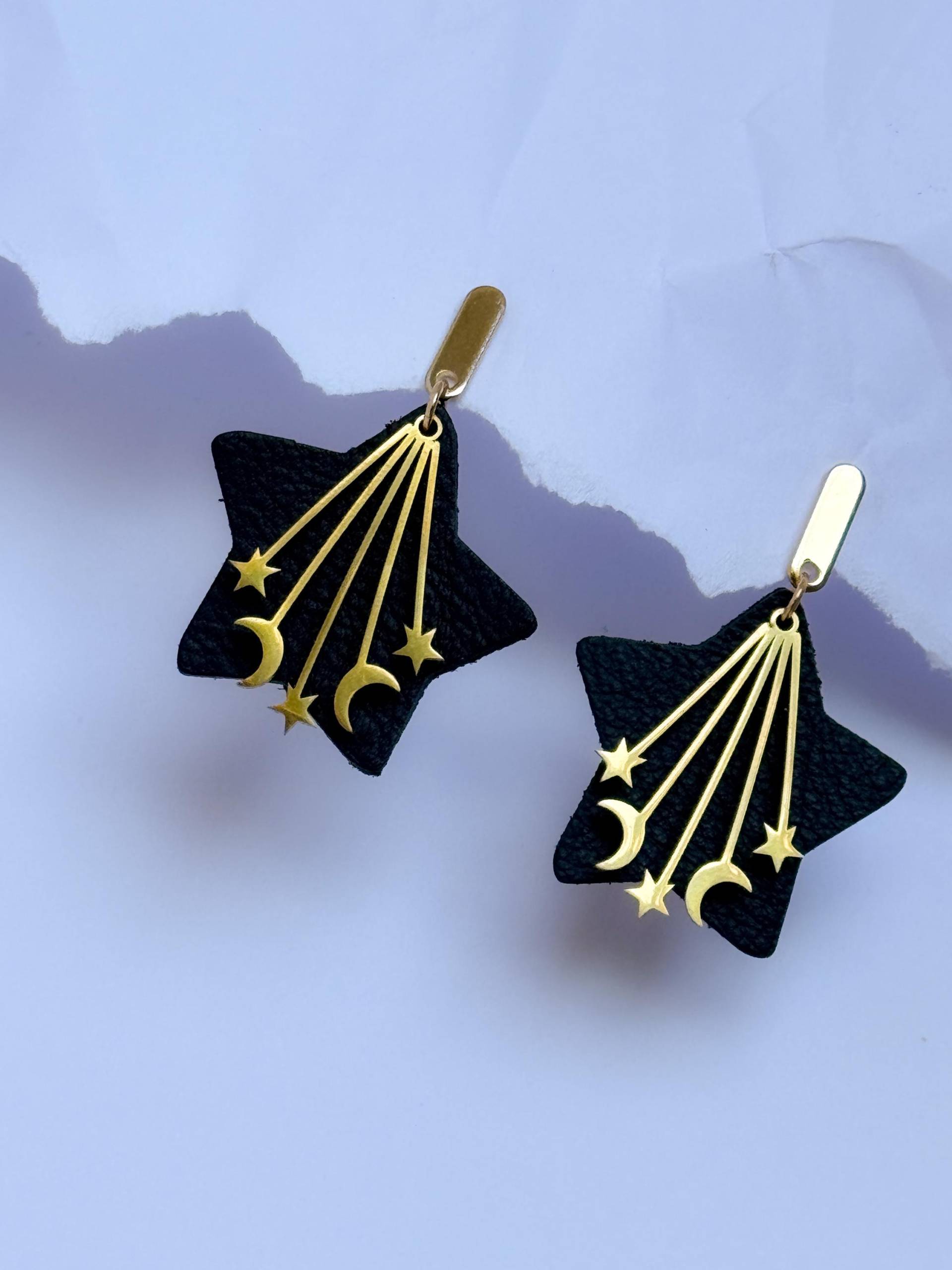 Stern Ohrringe Aus Leder, Schwarz, Mond, Sterne Design, Statement Ohrringe, Handmade Schmuck, Kostenloser Versand in De, Leicht Stern Ohrringe Aus Leder, Schwarz, Mond, Sterne Design, Statement Ohrringe, Handmade Schmuck, Kostenloser Versand in De, Leicht von KarmaFourEight
