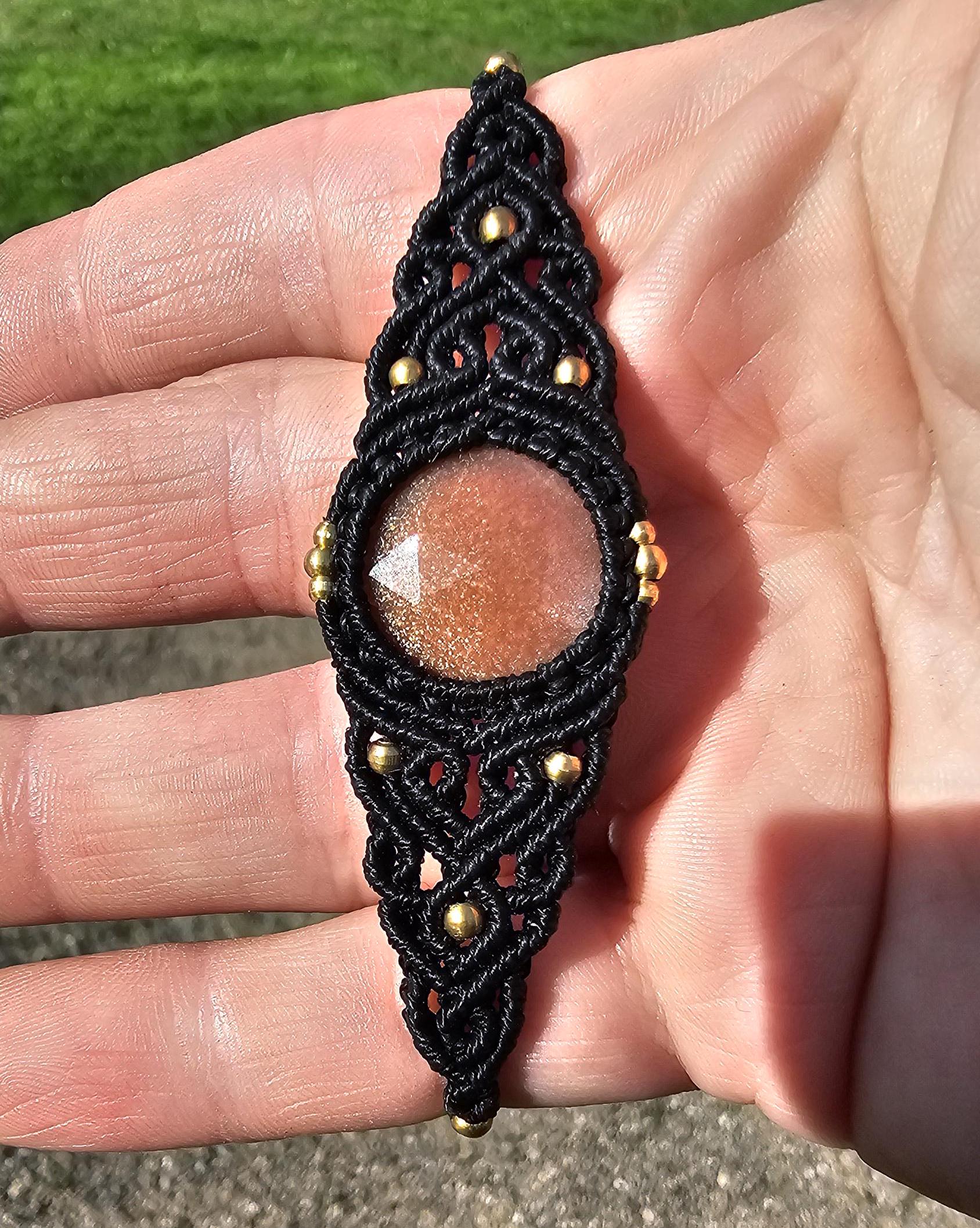 Makramee Armband Mit Pfirsichmondstein/Schmuck Edelstein Handgemacht Geschenkidee Boho Hippie von KarmaKnotdesigns