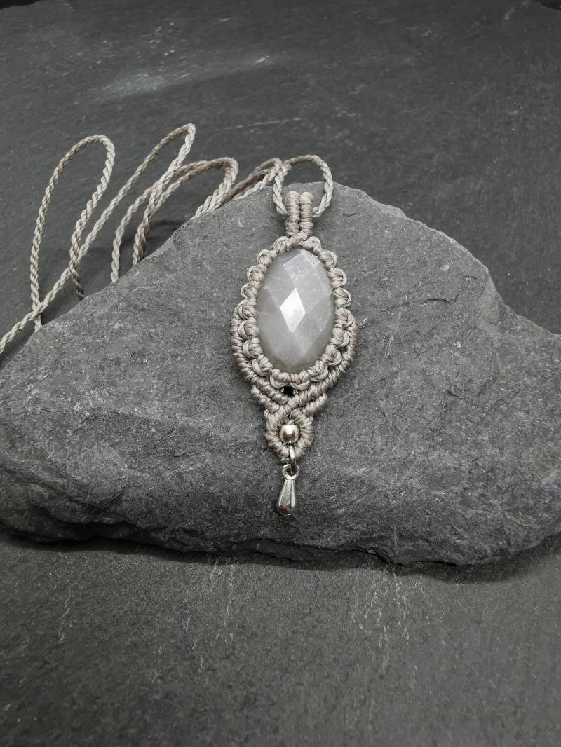Makramee Kette Mit Facettiertem Grauem Mondstein/Schmuck Edelstein Boho Handgemacht Geschenkidee Hippie Makramee Kette Mit Facettiertem Grauem Mondstein/Schmuck Edelstein Boho Handgemacht Geschenkidee Hippie von KarmaKnotdesigns