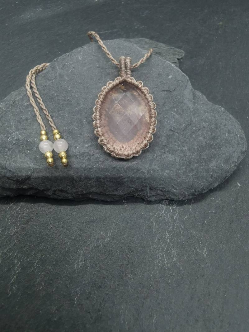 Makramee Kette Mit Facettiertem Rosenquarz/Schmuck Edelstein Handgemacht Geschenkidee Boho Hippie von KarmaKnotdesigns