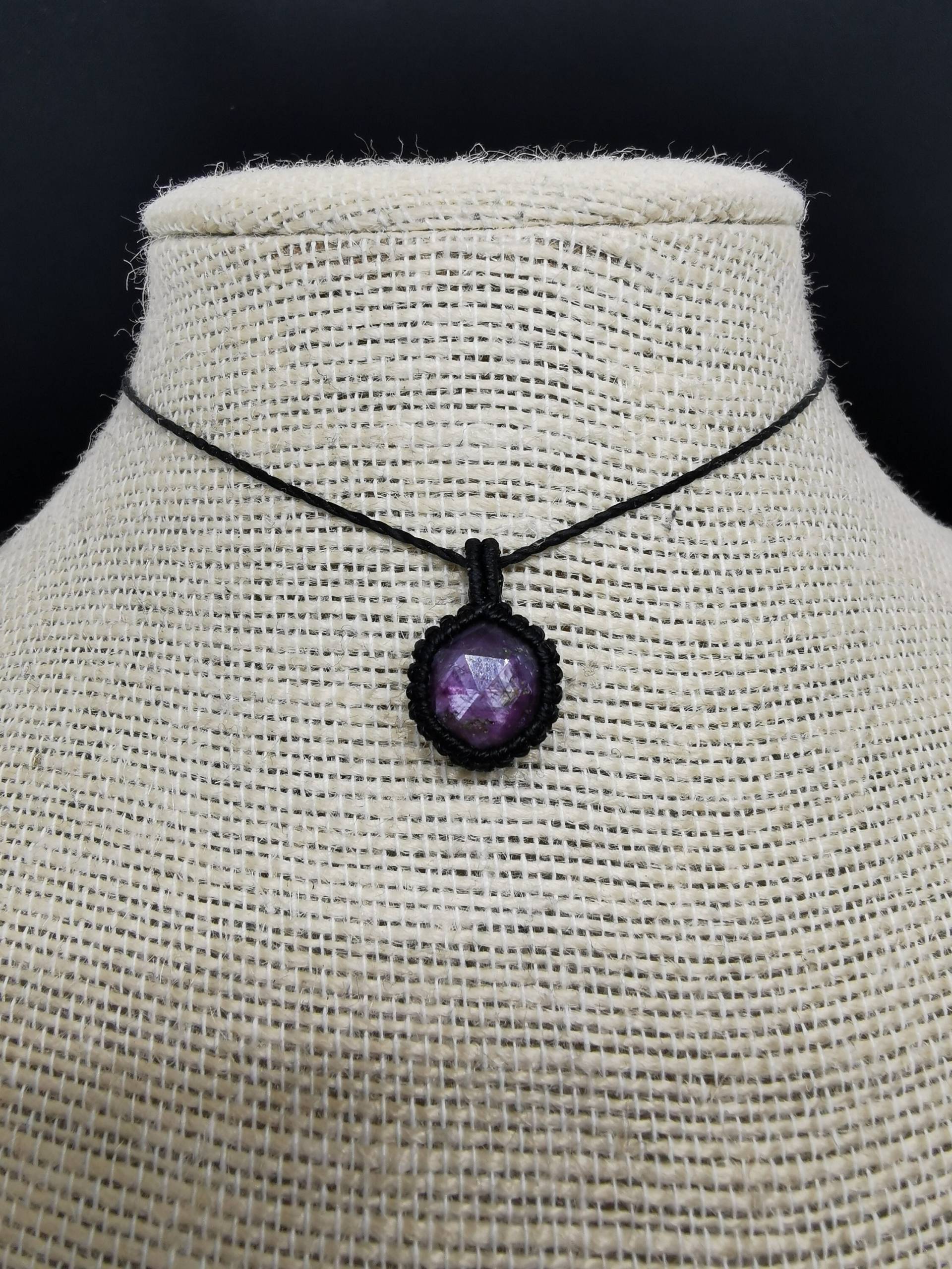 Makramee Kette Mit Facettiertem Rubin/Schmuck Edelstein Handgemacht Geschenkidee Boho Hippie von KarmaKnotdesigns