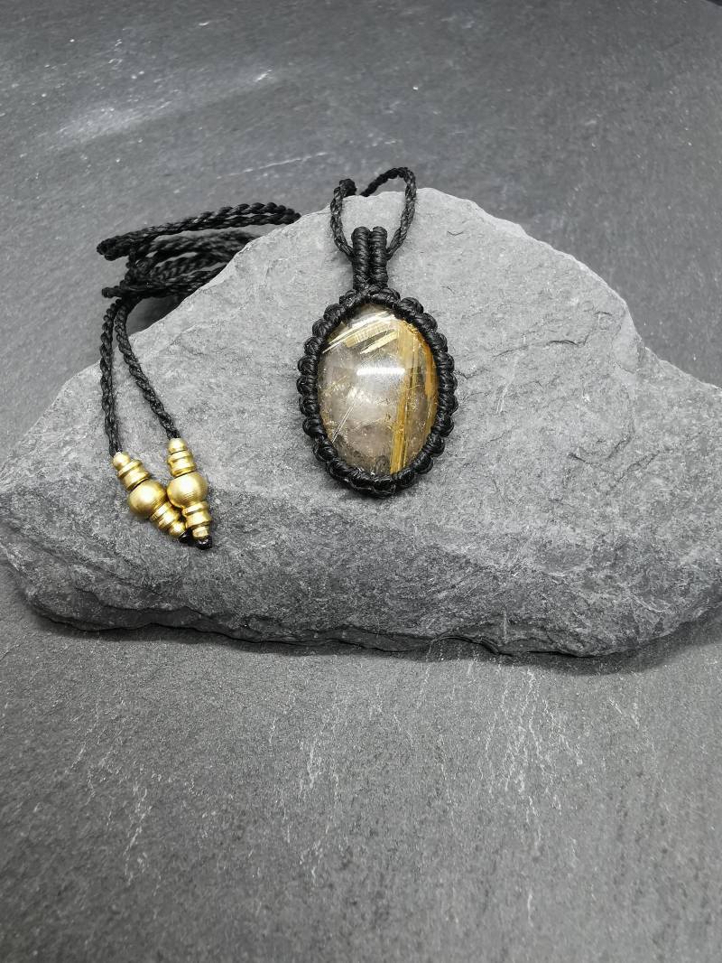 Makramee Kette Mit Goldenem Rutile Quarz/Schmuck Edelstein Boho Handgemacht Geschenkidee Hippie von KarmaKnotdesigns