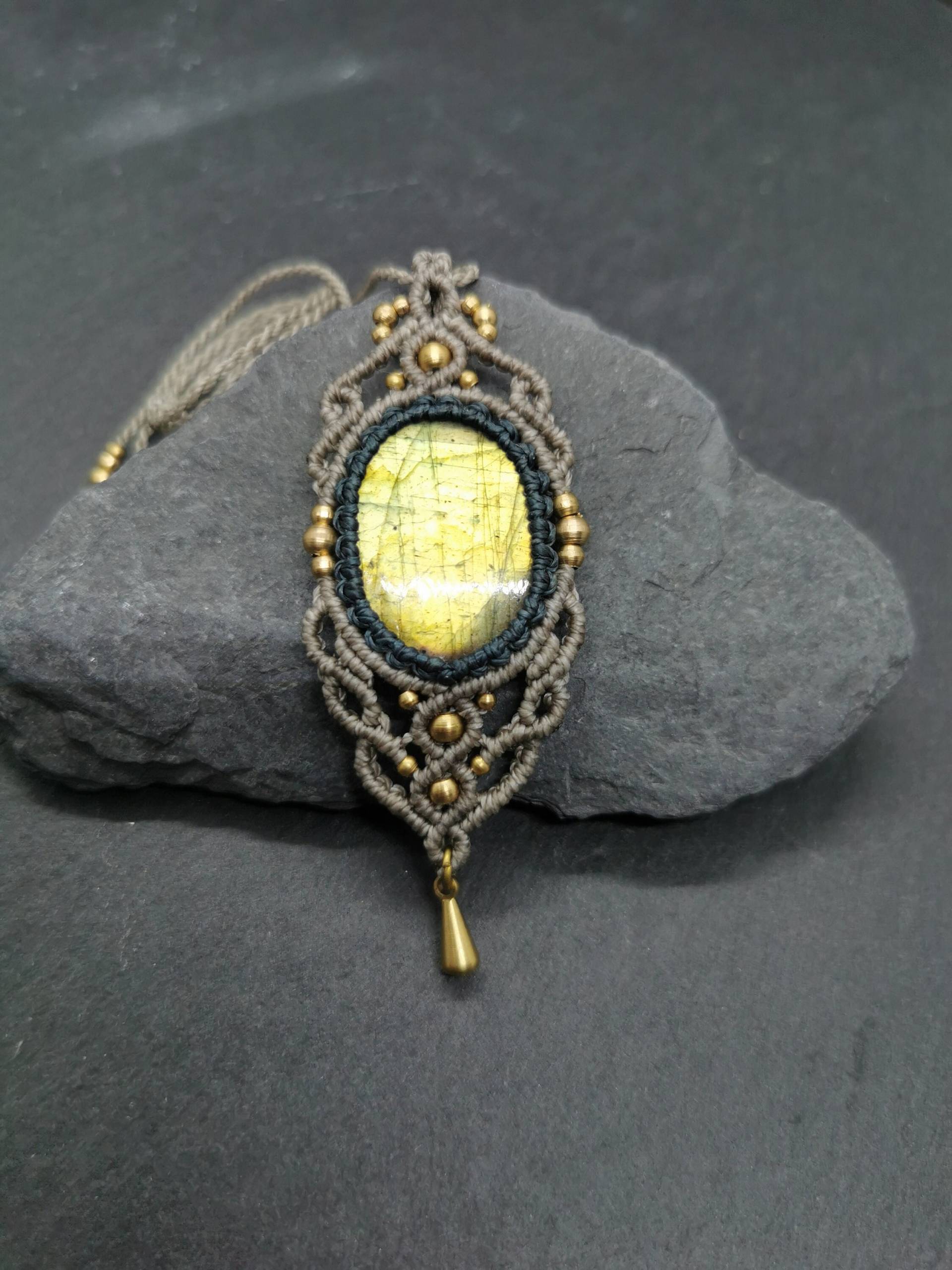 Makramee Kette Mit Labradorit/Schmuck Edelstein Boho Handgemacht Geschenkidee Hippie von KarmaKnotdesigns