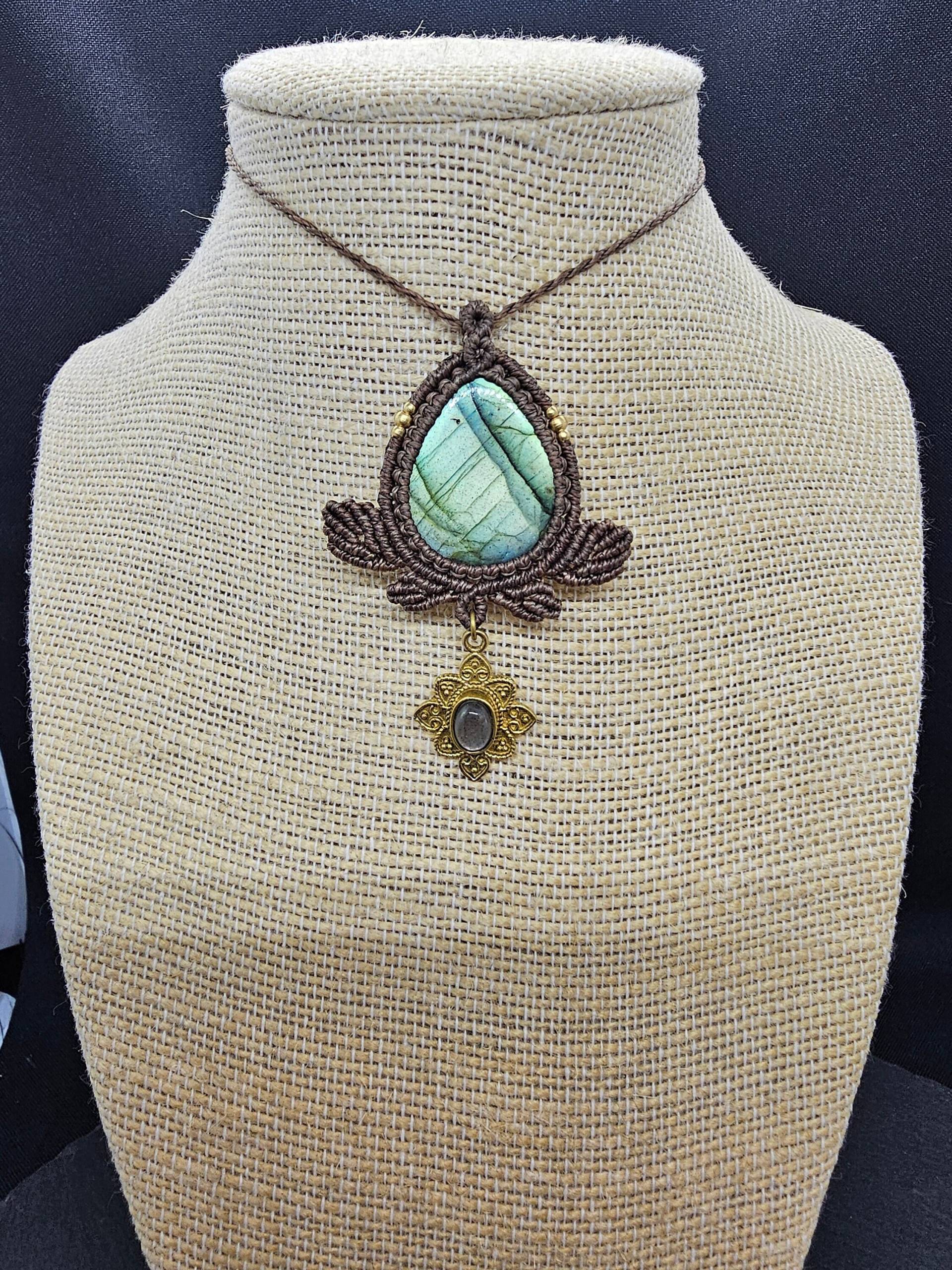 Makramee Kette Mit Labradorit/Schmuck Edelstein Handgemacht /Geschenkidee Boho Hippie Blätterdesign von KarmaKnotdesigns