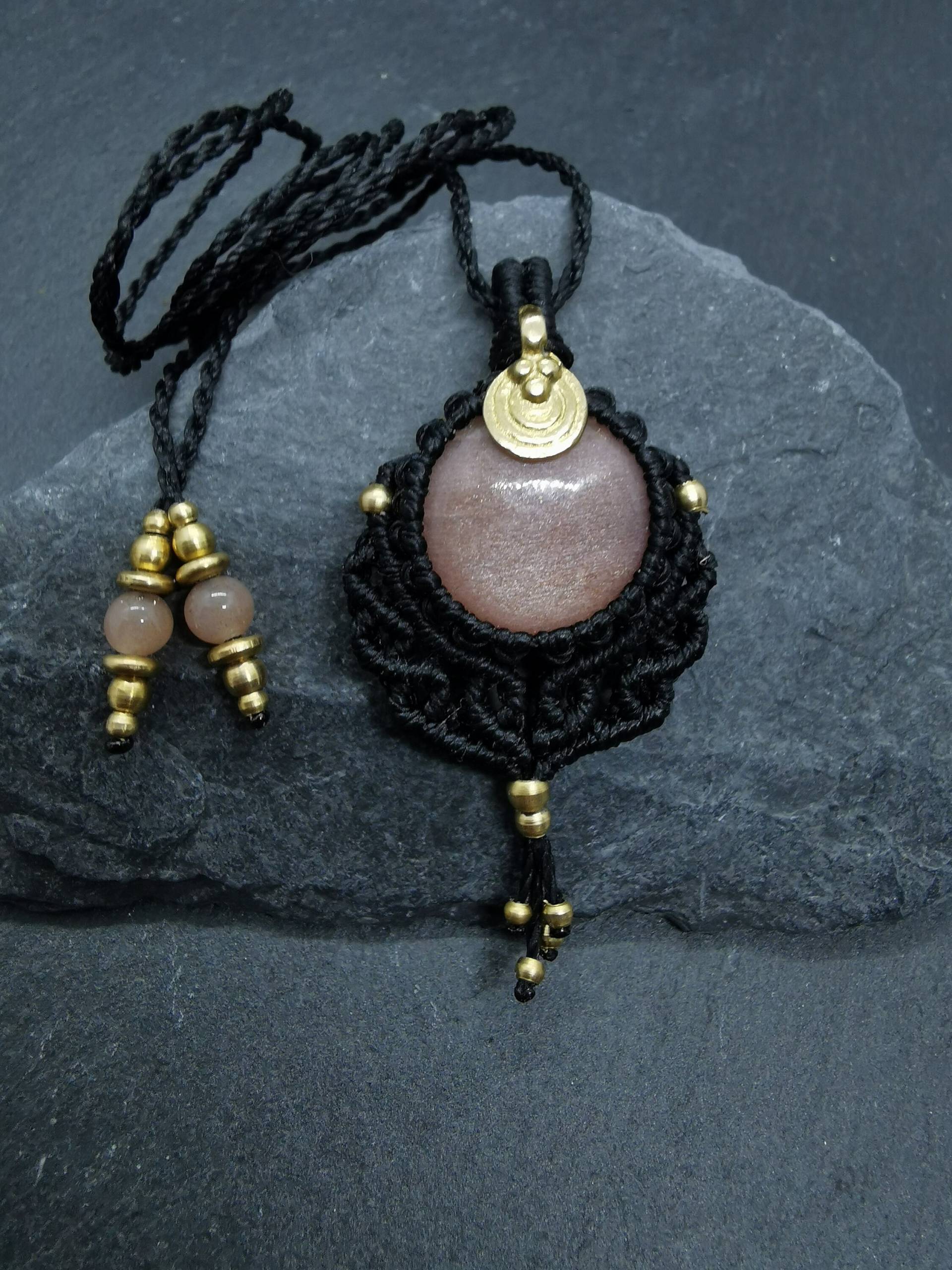 Makramee Kette Mit Pfirsich Mondstein/Schmuck Edelstein Boho Handgemacht Geschenkidee Hippie von KarmaKnotdesigns