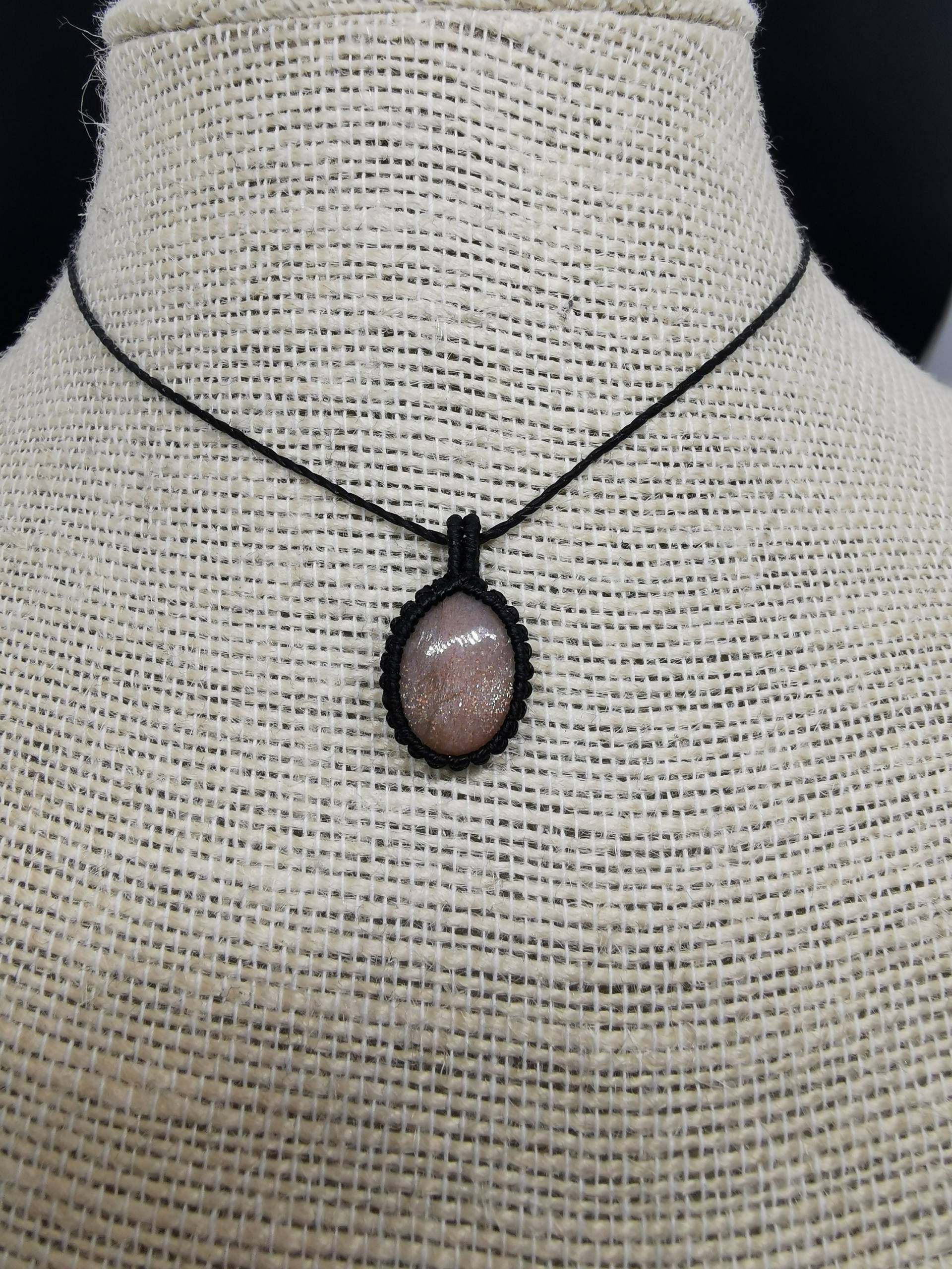Makramee Kette Mit Pfirsich Mondstein/Schmuck Edelstein Handgemacht Geschenkidee Boho Hippie von KarmaKnotdesigns