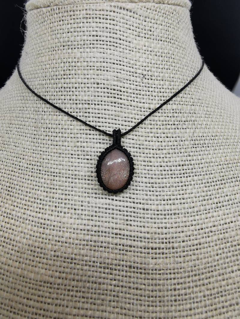 Makramee Kette Mit Pfirsich Mondstein/Schmuck Edelstein Handgemacht Geschenkidee Boho Hippie Makramee Kette Mit Pfirsich Mondstein/Schmuck Edelstein Handgemacht Geschenkidee Boho Hippie von KarmaKnotdesigns