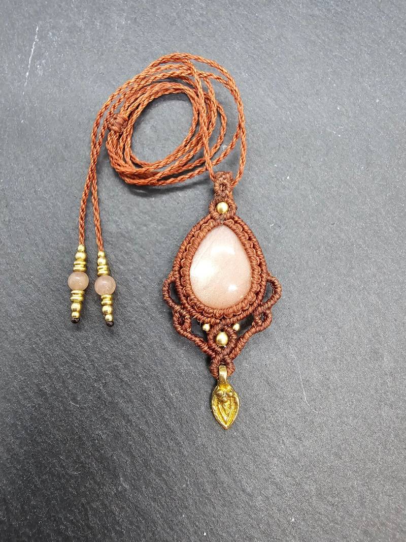 Makramee Kette Mit Pfirsich Mondstein/Schmuck Edelstein Handgemacht Geschenkidee Boho Hippie Makramee Kette Mit Pfirsich Mondstein/Schmuck Edelstein Handgemacht Geschenkidee Boho Hippie von KarmaKnotdesigns