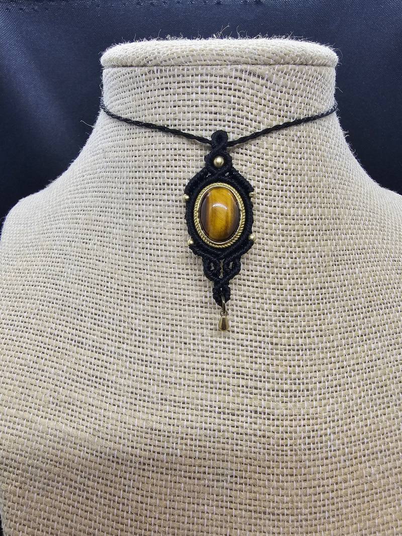 Makramee Kette Mit Tigerauge/Schmuck Edelstein Handgemacht Geschenkidee Boho Hippie von KarmaKnotdesigns