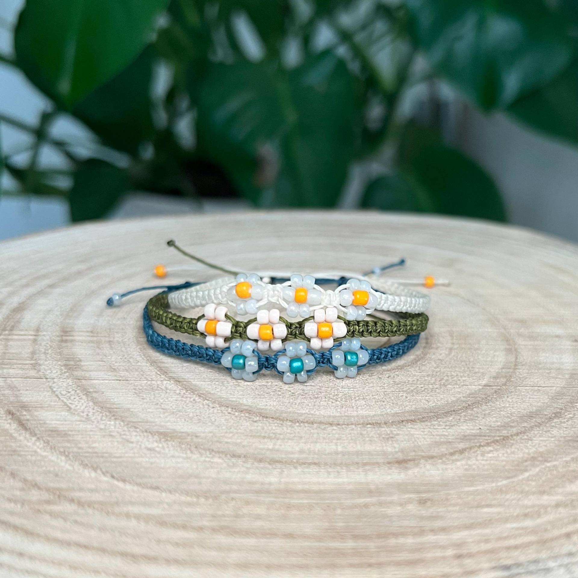 Makramee Armband Verstellbar & Handgefertigt Perlen Blumen Makramee Armband Verstellbar & Handgefertigt Perlen Blumen von KarmaKnoten