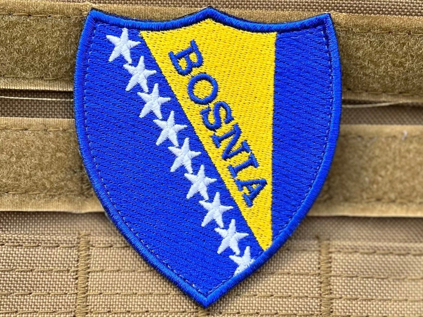 Bosnien Flagge Patch | 3 Zoll Gestickt Nationales Abzeichen | Haken + Schlaufe Heraldik Schild Wappen Reise Europa Souvenir Emblem Geschenk Aufnäher von KarmaPatch