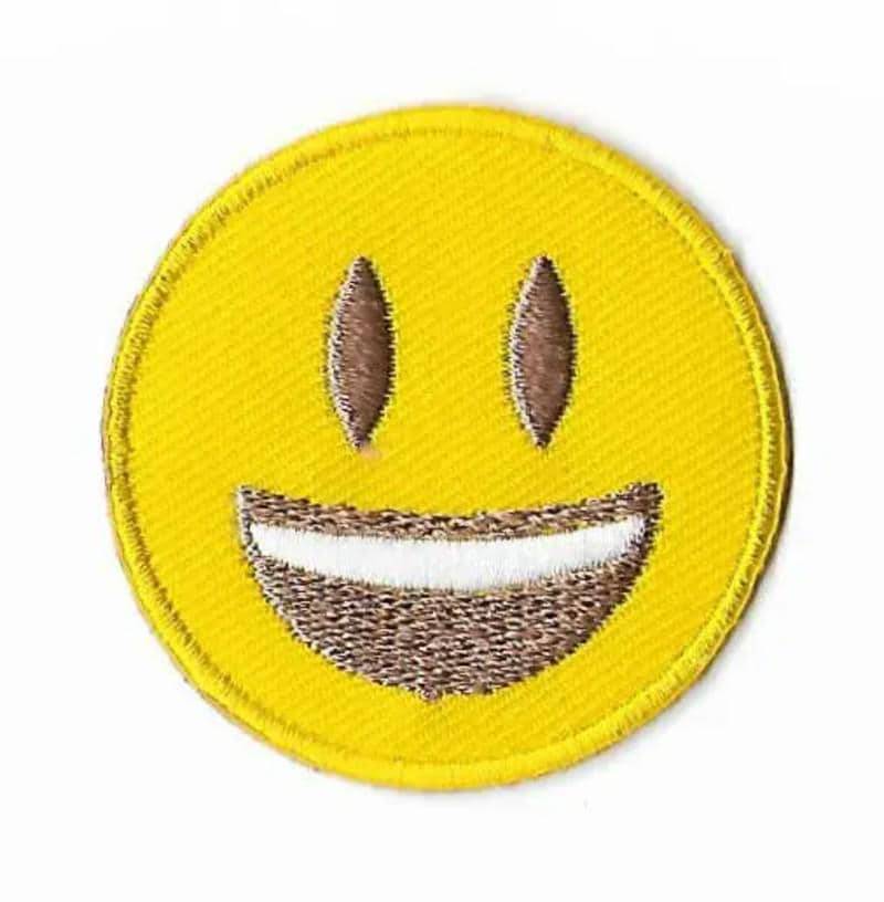 Smile Emoji Patch | 5, 1 cm Diy Gesticktes Eisen Oder Aufnähen Gelb Glücklich Offener Mund Smiley Lächelndes Gesicht Emoticon Hut, Tasche, Kappe von KarmaPatch
