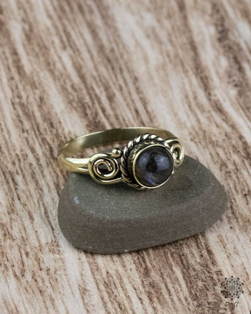 Boho Messingring Mit Labradorit von KarmaSyndikat
