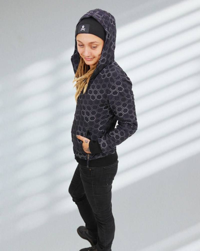 Kapuzenjacke Mit Hexagon Print - Bequeme Passform 2 Geheime Taschen Kapuzenjacke Mit Hexagon Print - Bequeme Passform 2 Geheime Taschen von KarmaSyndikat