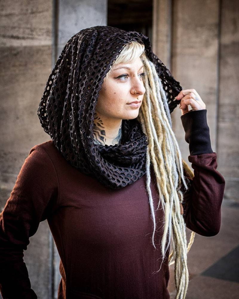 Langer Hoodie Mit Daumenlöchern Und Kapuze Im Netz-Look - Dress Braun Langer Hoodie Mit Daumenlöchern Und Kapuze Im Netz-Look - Dress Braun von KarmaSyndikat