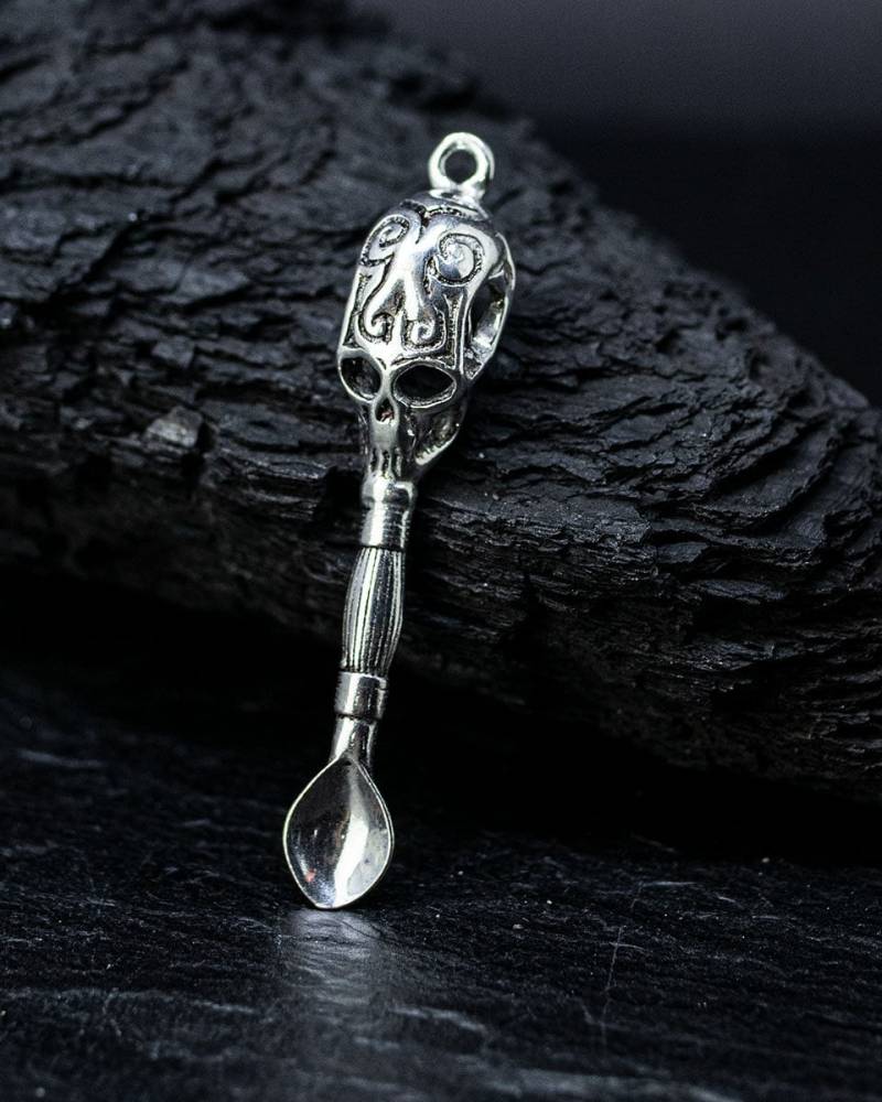 Löffel Anhänger Mit Totenkopf Silberfarben von KarmaSyndikat