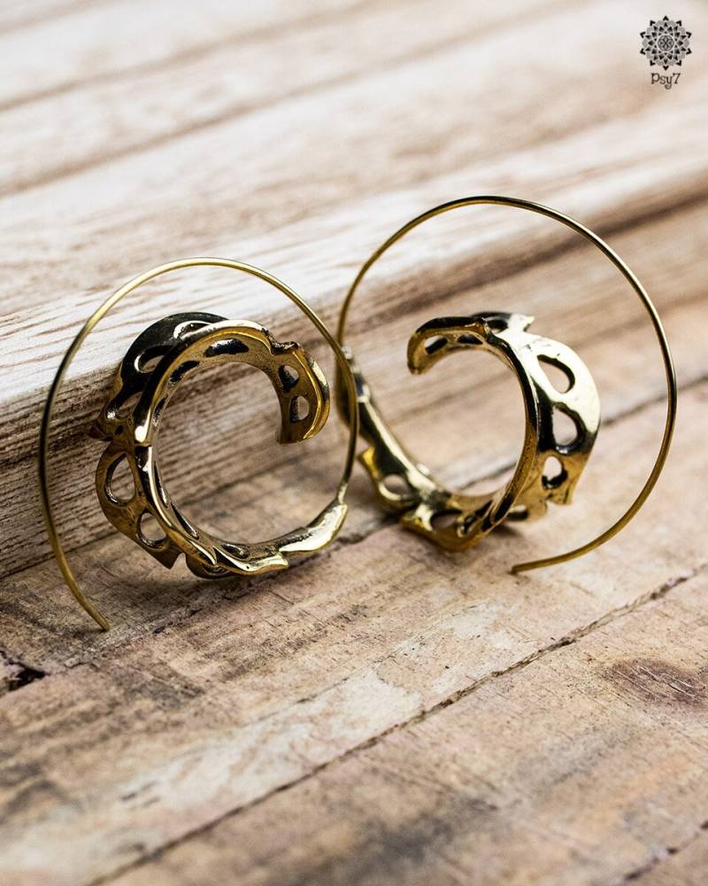 Spiralohrringe - Blatt Aus Messing Golden Mit Durchzug von KarmaSyndikat