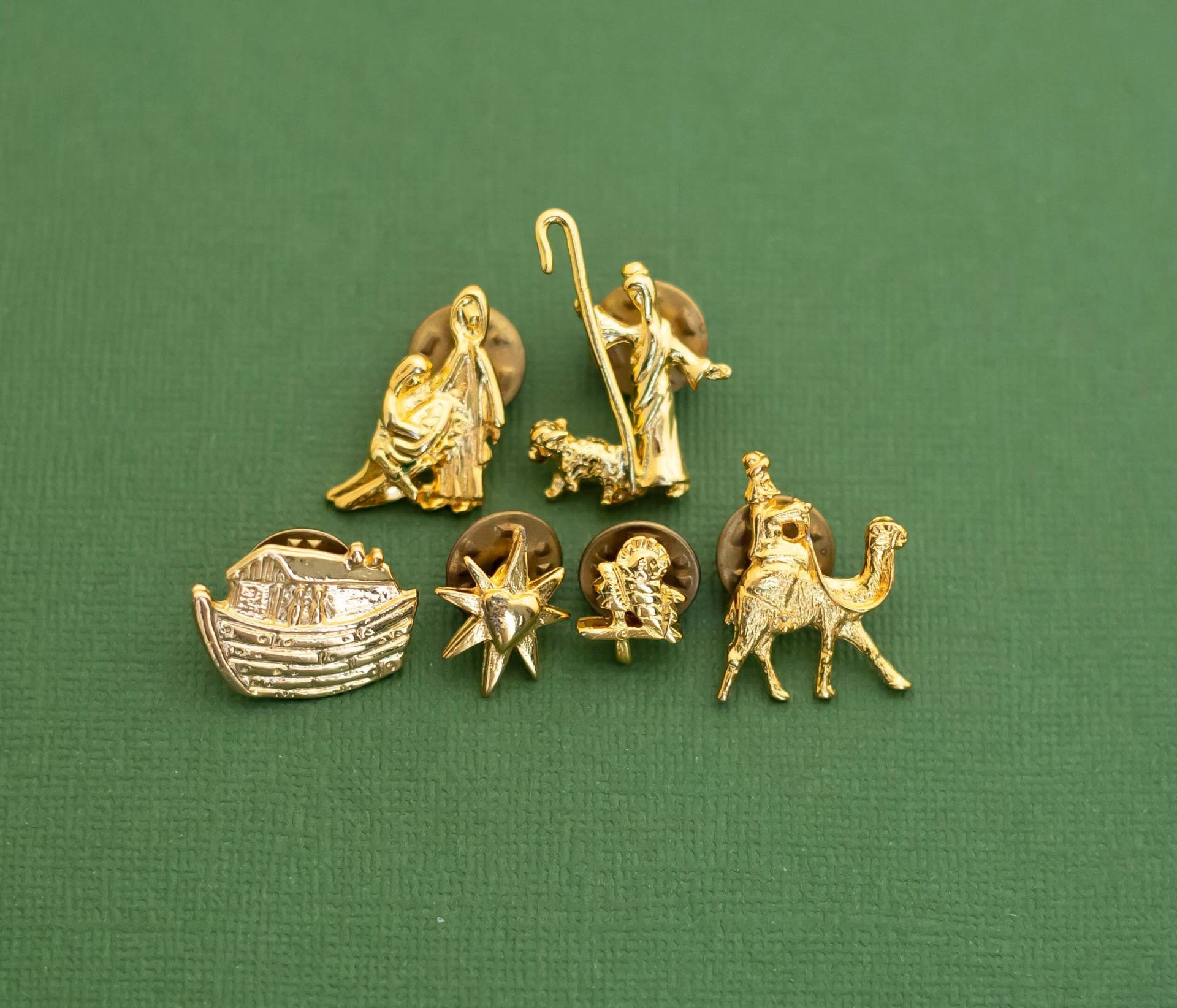 Vintage Mid Century Krippe Religiöse Gold Ton Pin Lot K16 von KarmaVintageUS