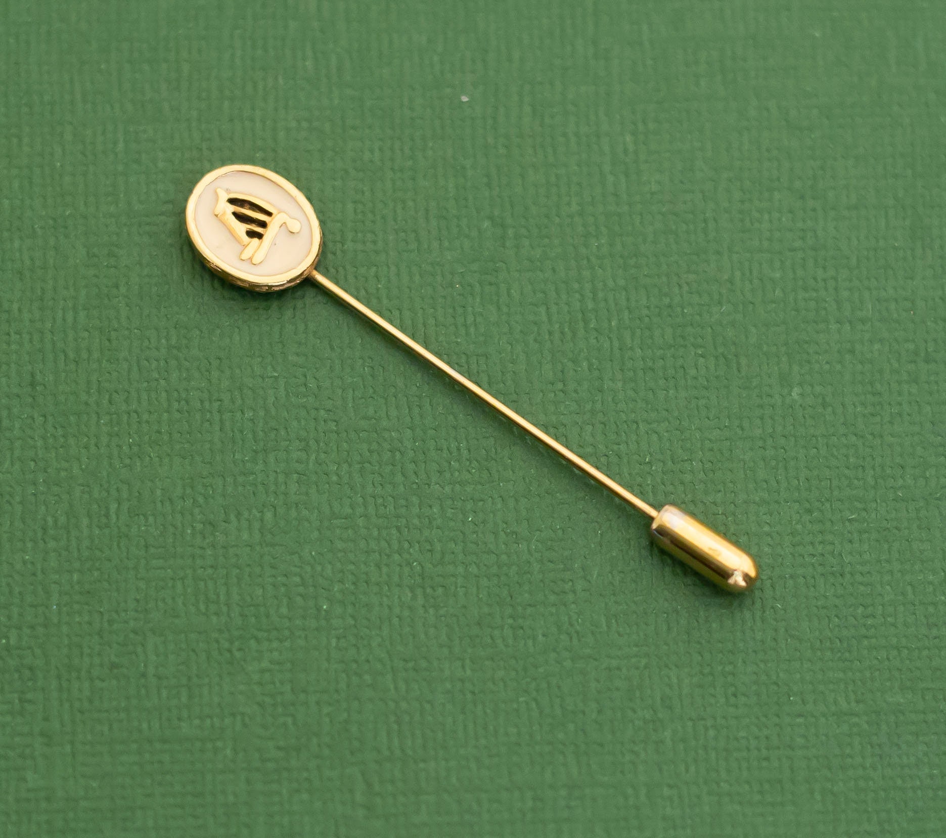 Vintage Mid Century Oval Gold Ton Und Beige Stickpin K16 von KarmaVintageUS