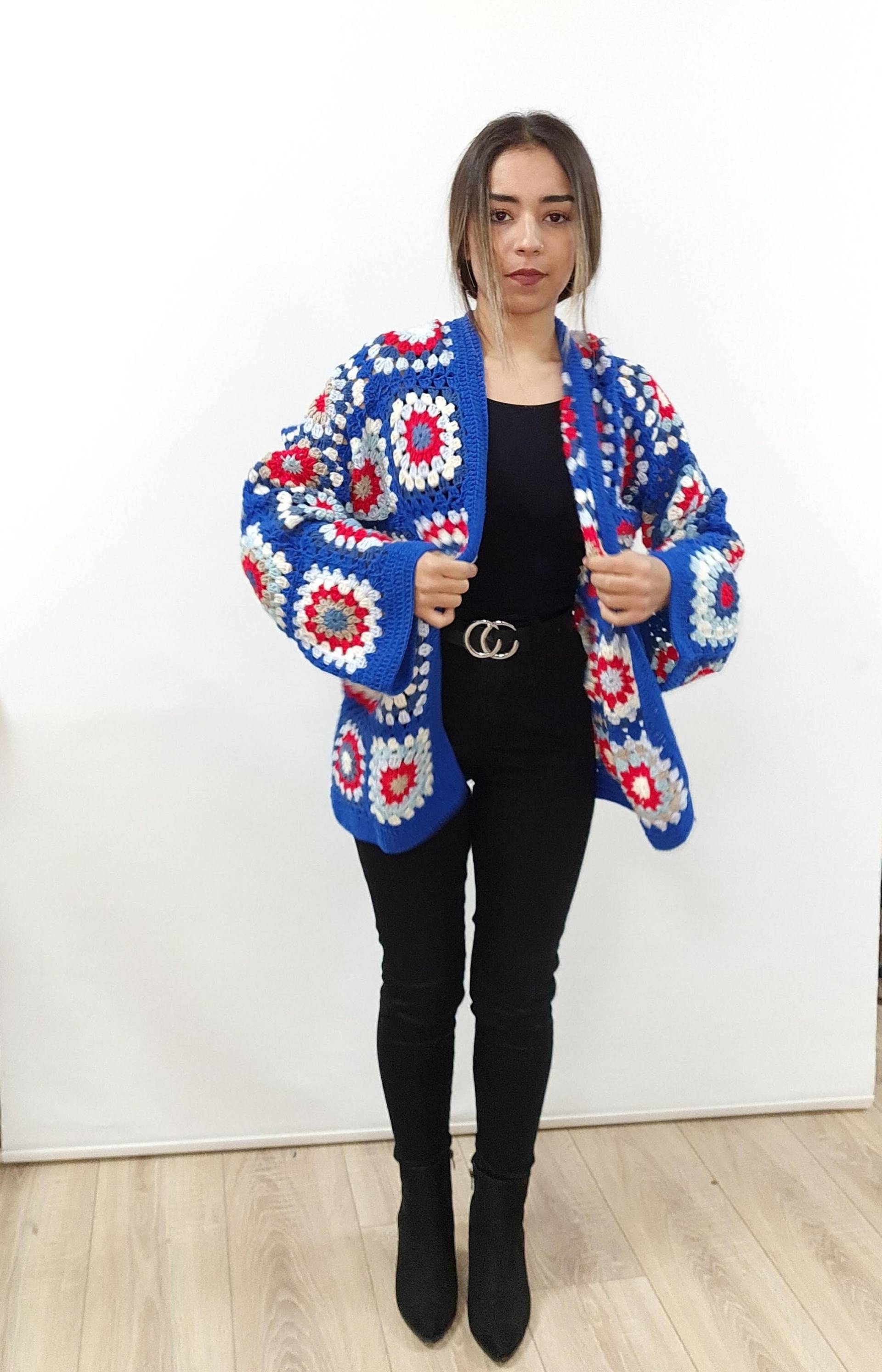 Blaue Patchwork-Strickjacke, Damenhäkelpullover, Bunte Jacke, Boho Wintermantel, Festliche Urlaub Strickkleidung, Geschenk Für Sie, Handgemachte Blaue Patchwork-Strickjacke, Damenhäkelpullover, Bunte Jacke, Boho Wintermantel, Festliche Urlaub Strickkleidung, Geschenk Für Sie, Handgemachte von Karmapatternboutic